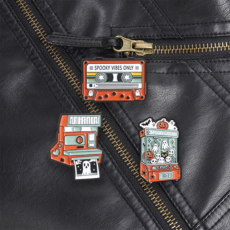 Vintage Vibes Fashion - Spookachtige Polaroid Ghost Camera Emaille Pin,